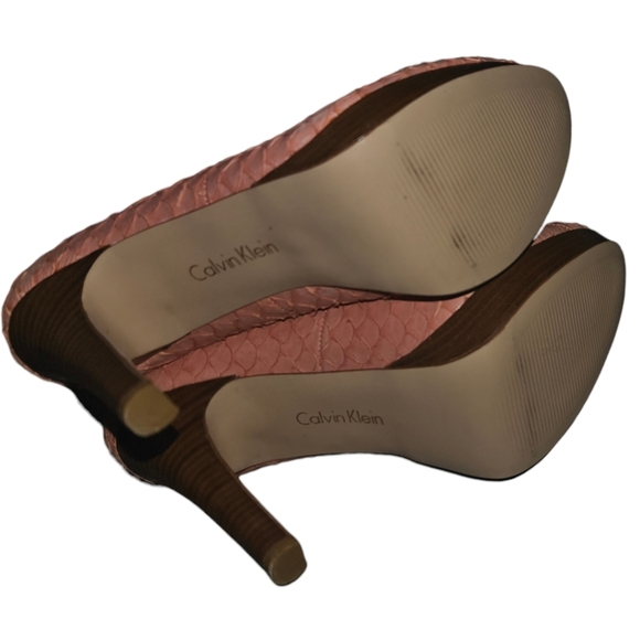 NWOT Calvin Klien Kendall Snakeskin Fabric/Wood Heels - Picture 2 of 3